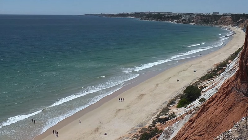 Пляж Praia da Falesia в Португалии