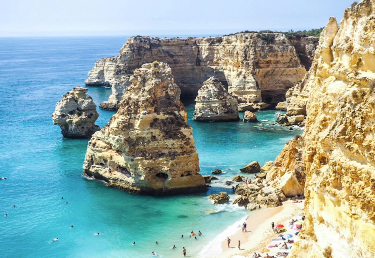 Пляж Praia da Marinha в Португалии