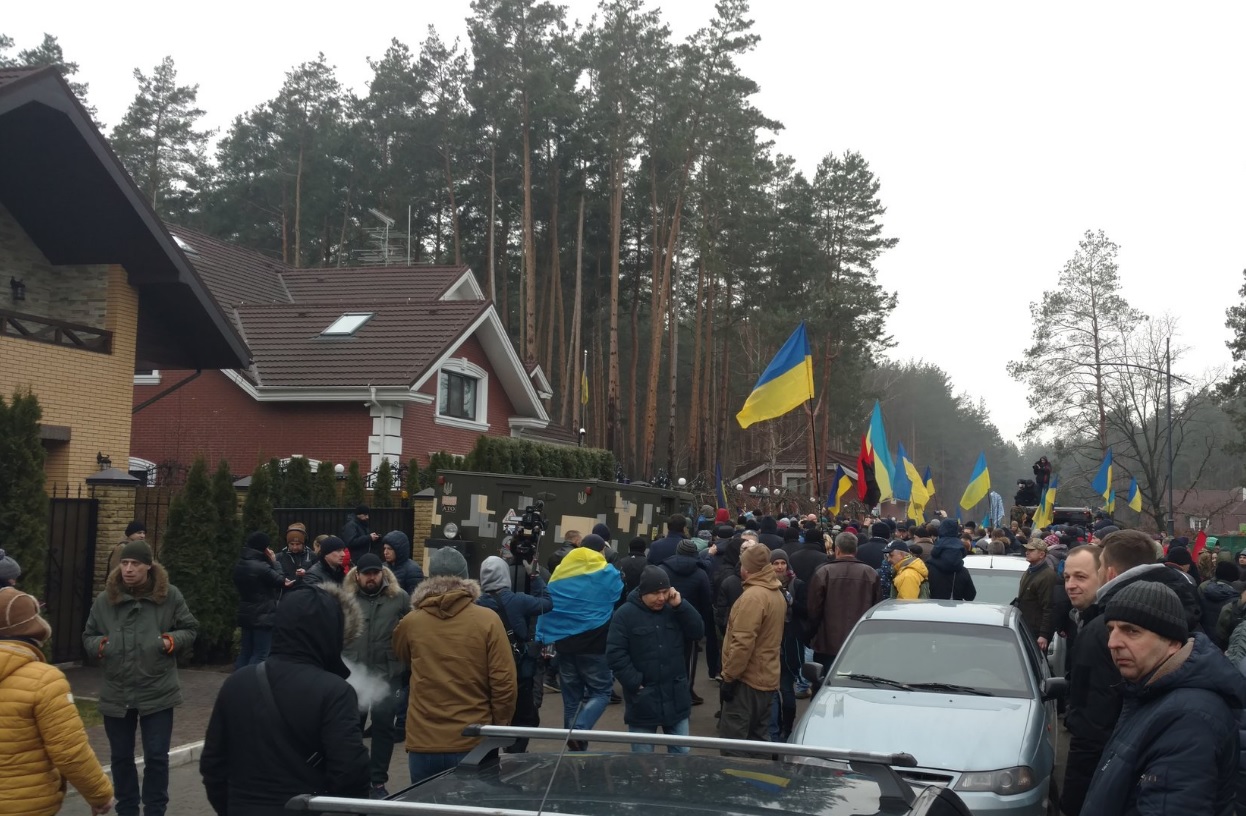 протест под домом Луценко