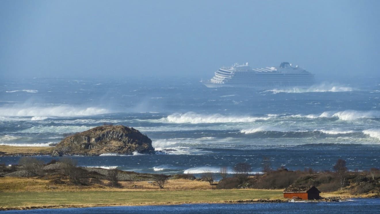 лайнер viking sky тонет у берегов Норвегии