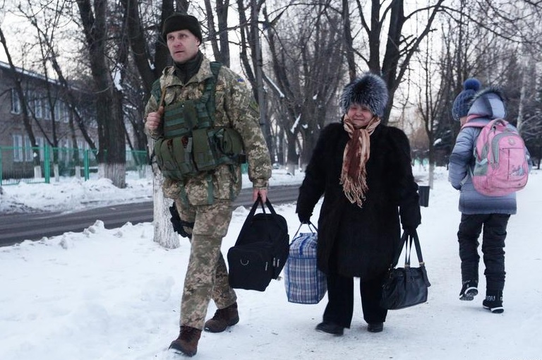 Солдат в зоне АТО помогает горожанам