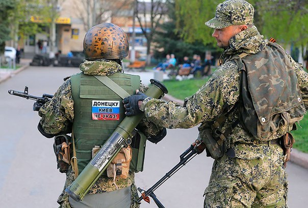 Террористы раздают оружие и захватывают здания